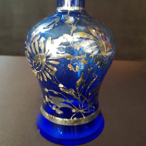 flacon carafe bleu cobalt motifs argentes verre souffle vintage 2 scaled