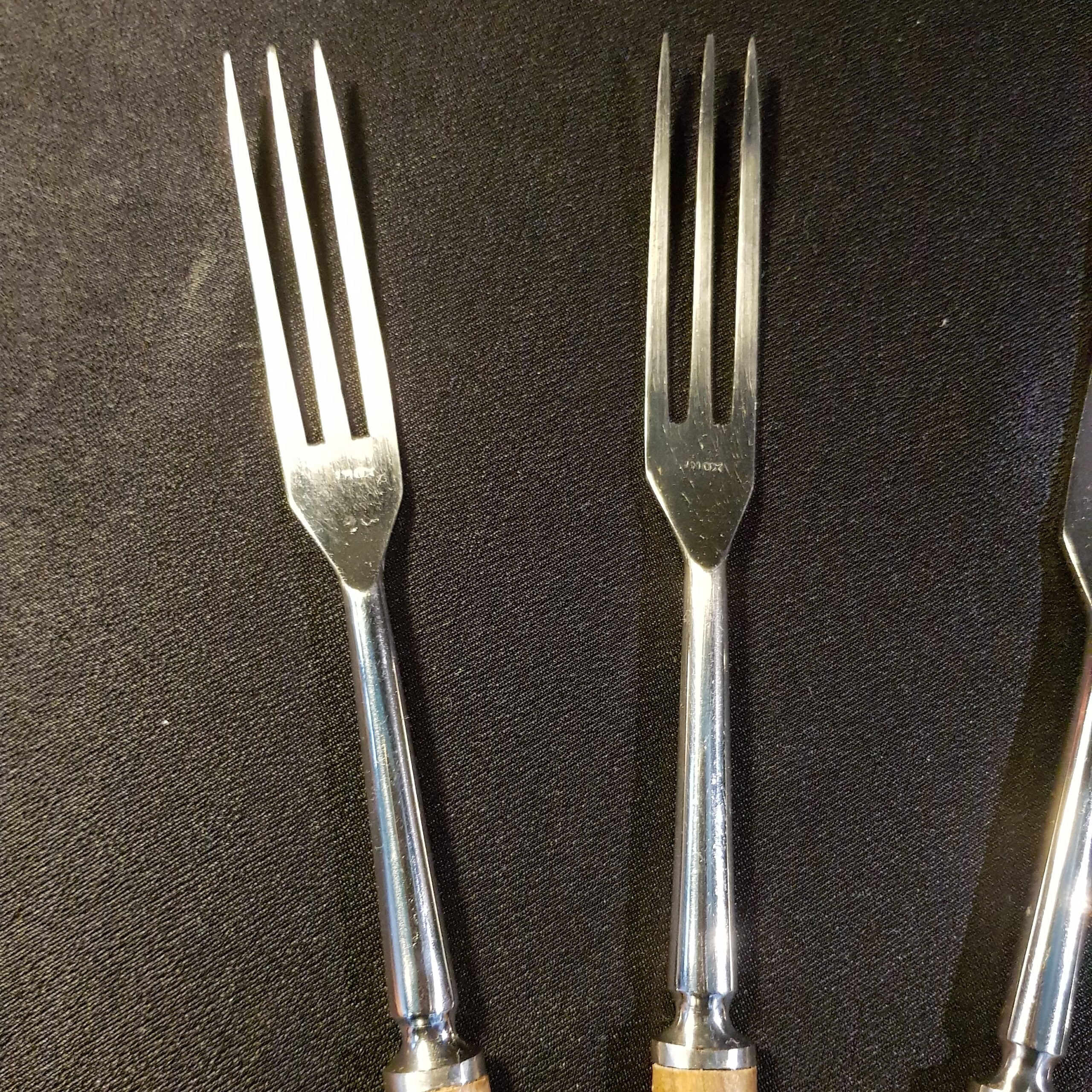 Service 6 fourchettes à fondue noires avec cerf gravé - Les