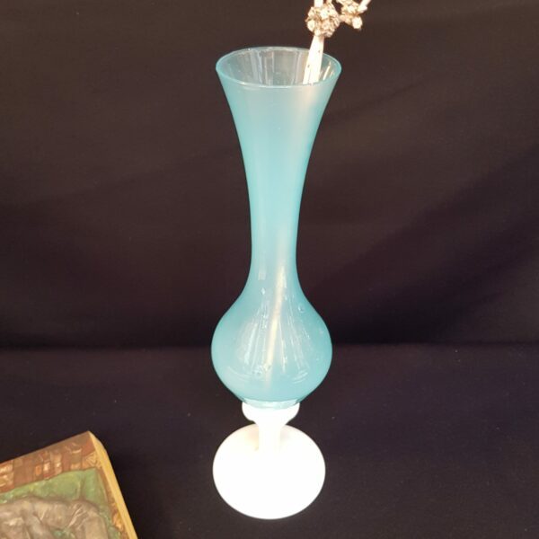 vase opaline bleu blanc merveille et bout de chandelle 1 scaled