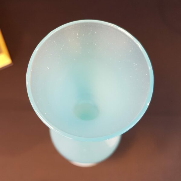 vase opaline bleu blanc merveille et bout de chandelle 3