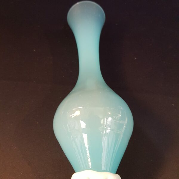 vase opaline bleu blanc merveille et bout de chandelle 4 scaled