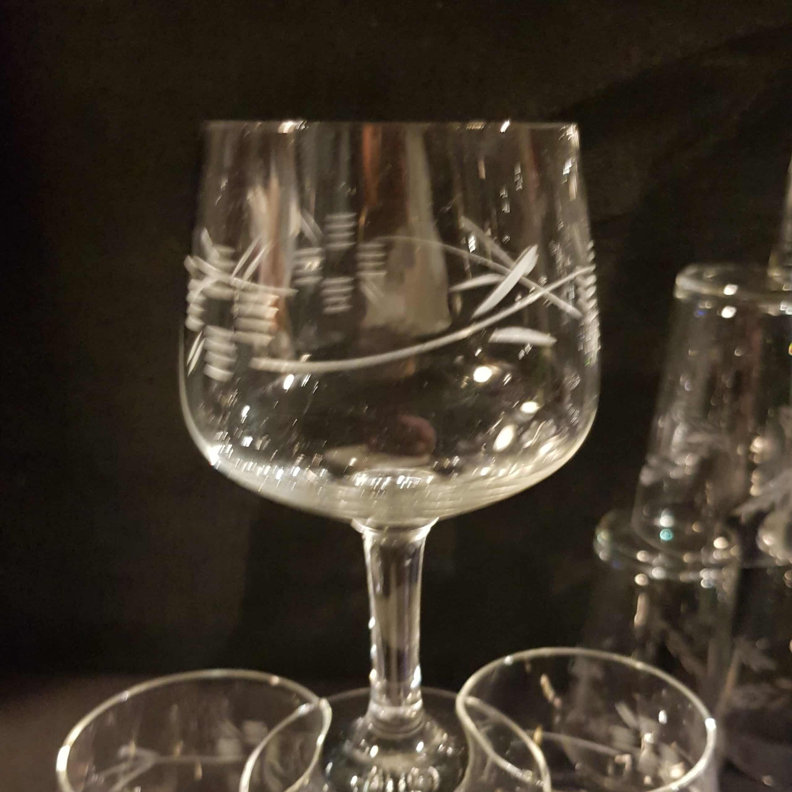 8 verres à vin blanc en cristal ancien ciselé - Art de la Table